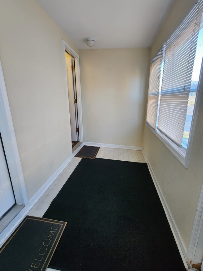 Entry Way - 6107 Danville Ave