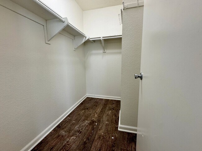 Building Photo - FOR RENT 2BD/1.5 BA/2 parkings/ Town House