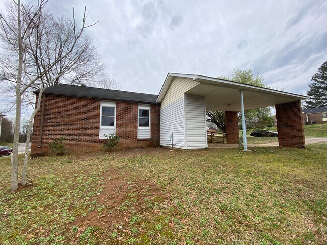 Building Photo - 3/1 in Shelby, NC close to Hwy 74 and uptown Shelby