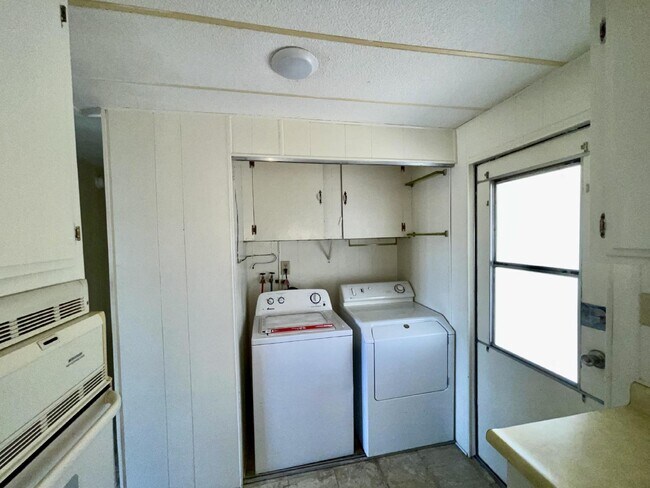 Building Photo - 2 bed 2 bath close to the river.