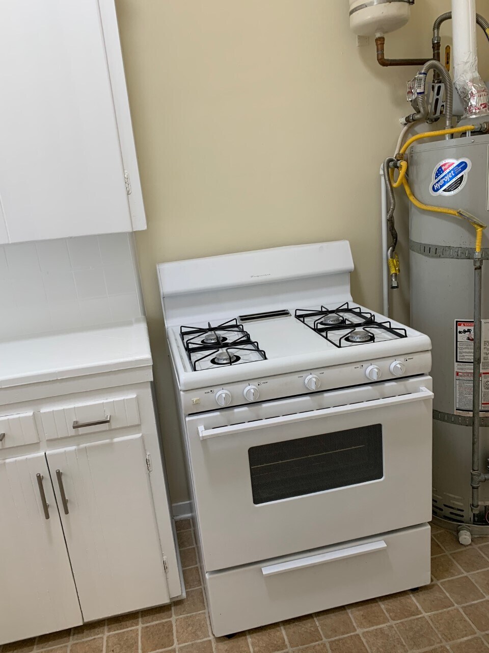 kitchen - 803 W Glenoaks Blvd