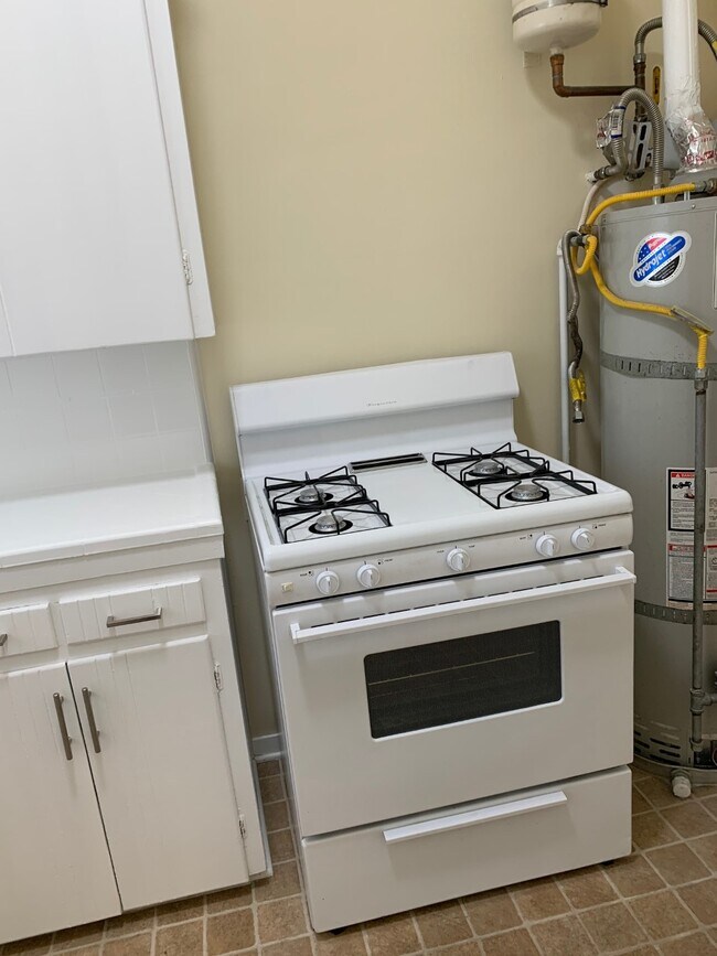 kitchen - 803 W Glenoaks Blvd