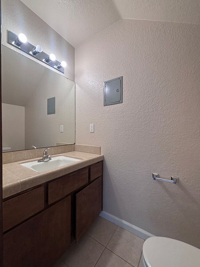 Building Photo - 2 Bedroom, 1.5 Bathroom Apartment