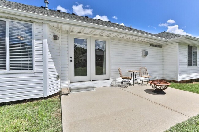 Building Photo - 647 S Meteor Ave