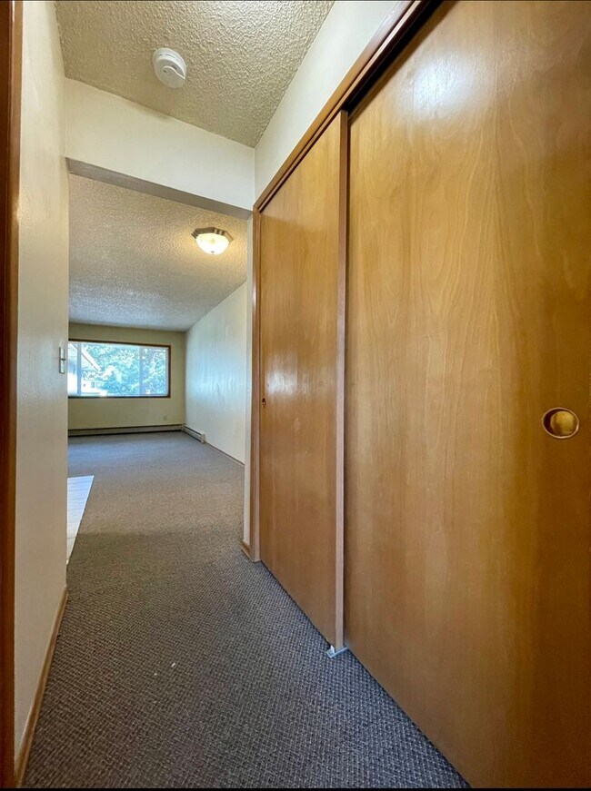 Building Photo - Irvington Top Floor 1 Bed~ Off Street Park...