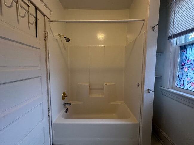 Building Photo - 405 Langhorne Ln