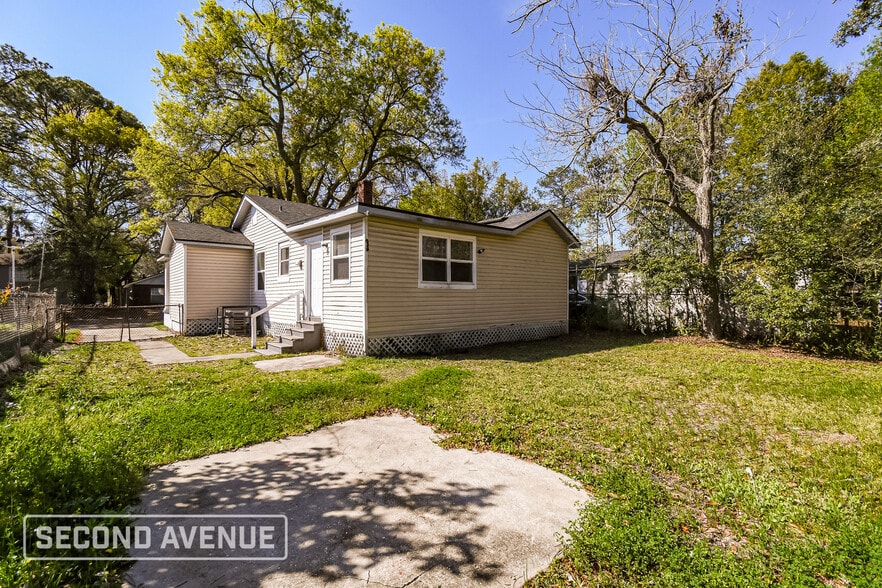 Building Photo - 1585 W 16th St