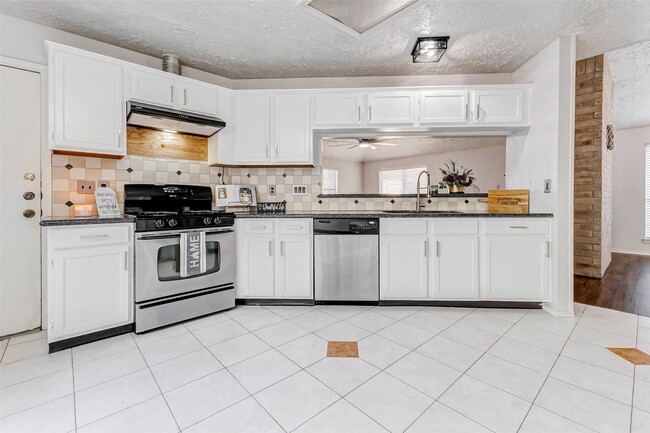 Building Photo - 3518 Pecan Point Dr