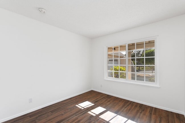 Building Photo - Stunning 4-Bedroom Simi Valley Home with P...