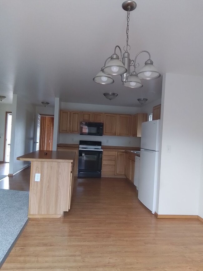 Building Photo - Great property 3bed, 2bath,