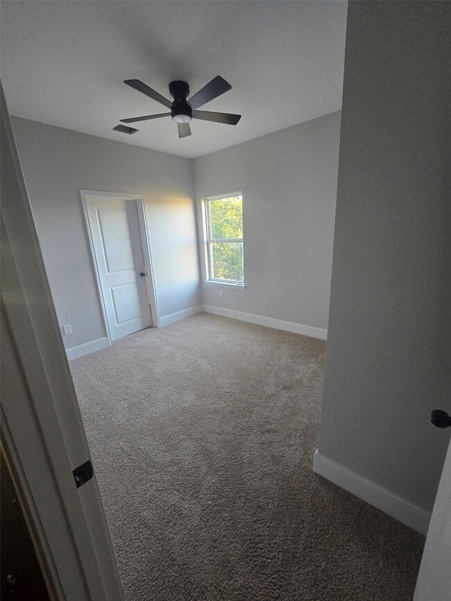 Building Photo - 2207 Des Chaumes St