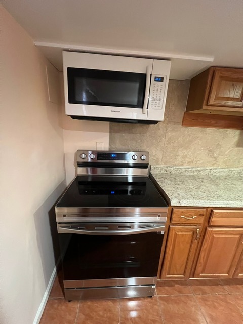 Stainless steel stove - 113 Oakwood Ave