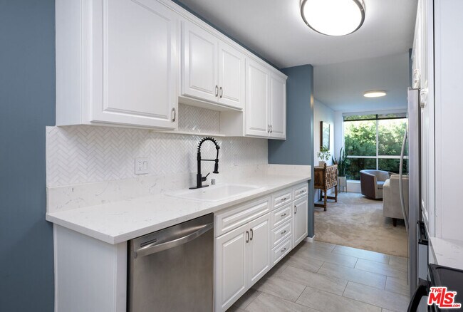 Building Photo - 927 Kings Rd