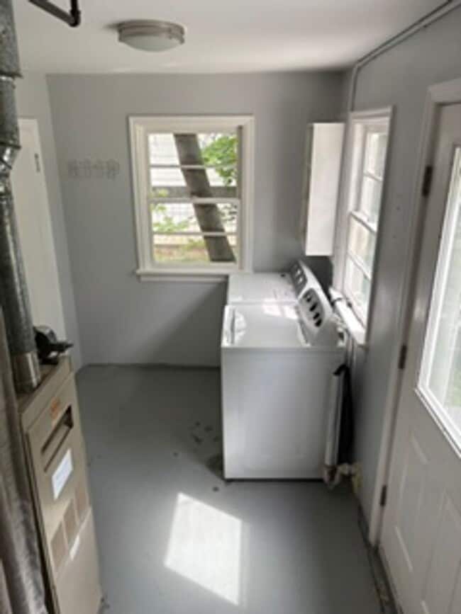 Building Photo - Newly updated 2 bedroom in excellent location!!