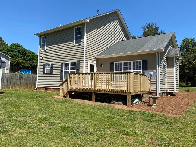 Building Photo - 100 Savannah Meadows Dr