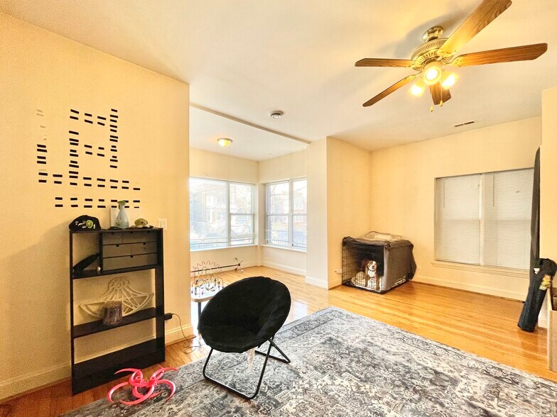 Building Photo - 4831 N Sawyer Ave