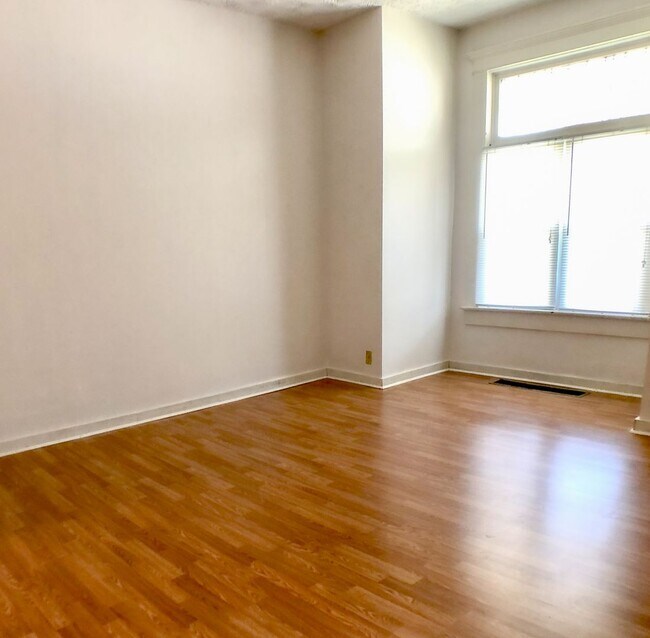 Building Photo - 1 Bed / 1 Bath on 10th Ave close to Wexner Medical Center