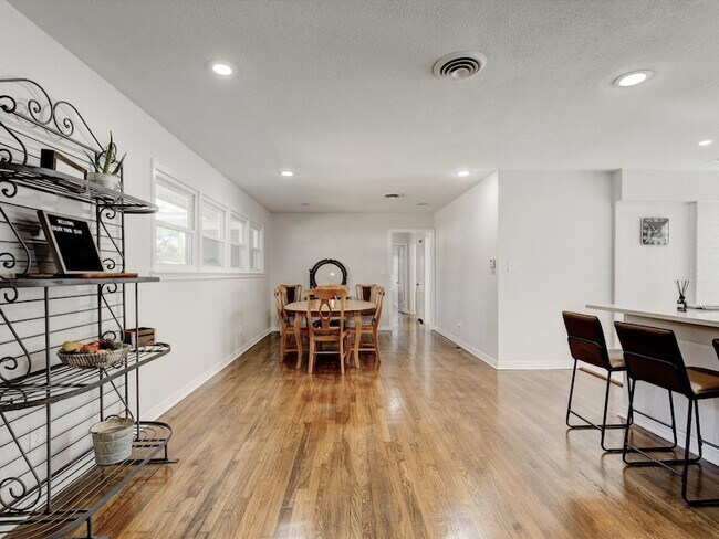 Building Photo - 3511 Corto Ave