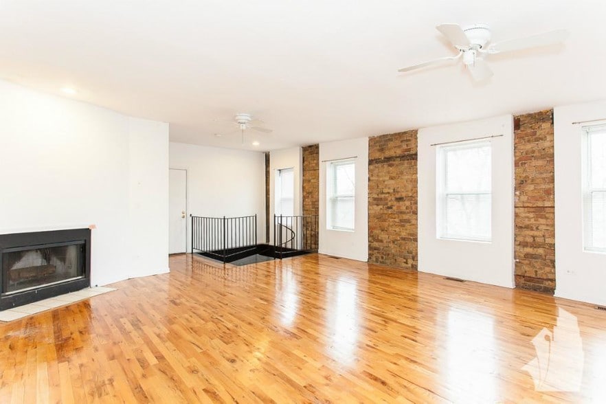 Building Photo - 2057 W Dickens Ave
