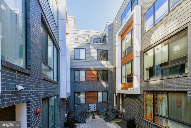 Building Photo - 1647 E Eyre St