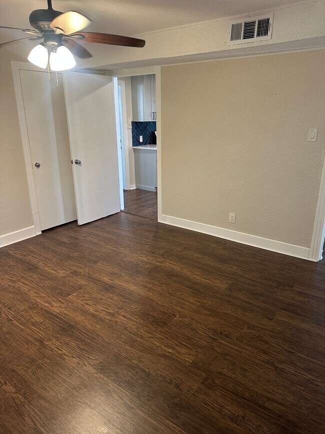 Building Photo - Large 5 Bedroom House in North Campus!