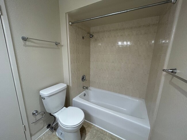 Building Photo - Large, 2 BR / 2 BA with Cathedral Ceilings, Washer and Dryer!