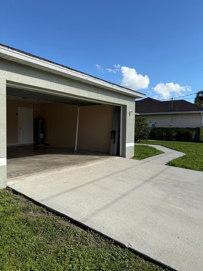 Building Photo - 3125 SW Dimattia St