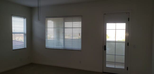 Building Photo - 70 Vía De La Valle