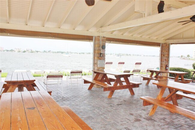 Building Photo - 4575 Cove Cir