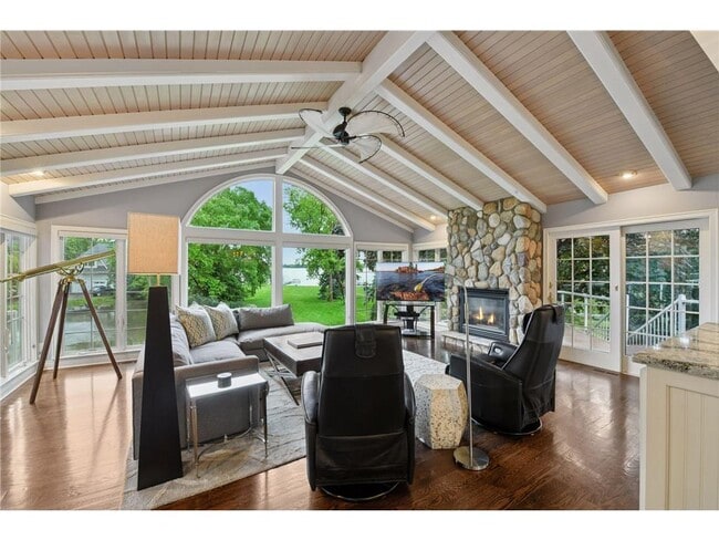 Building Photo - 3135 Shoreline Dr