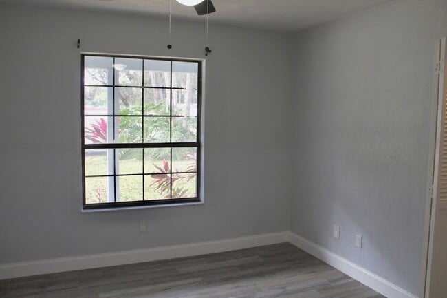 Building Photo - Port Orange Charming 5-Bedroom, 2-Bathroom...