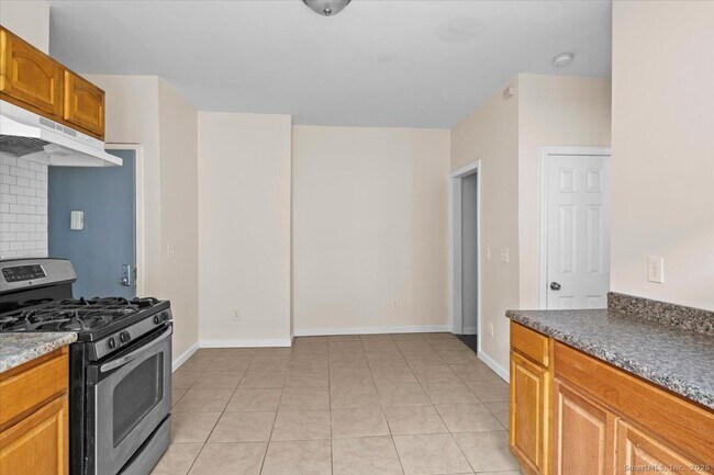 Building Photo - 204 Magnolia St