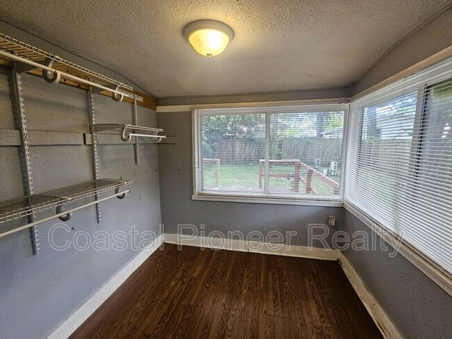 Building Photo - 1212 E 32nd Ave