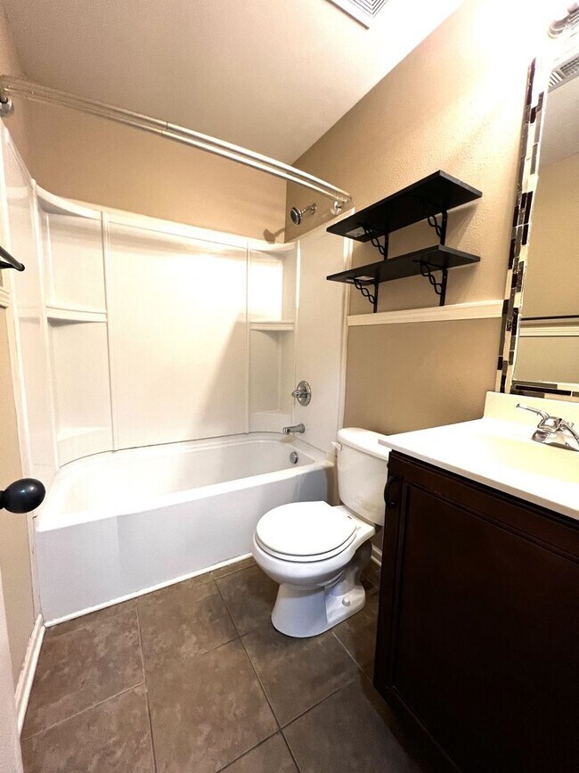 Building Photo - 2 Bedroom 1.5 Bath Townhome