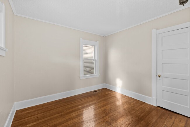 Building Photo - 1005 Woodsdale Ave