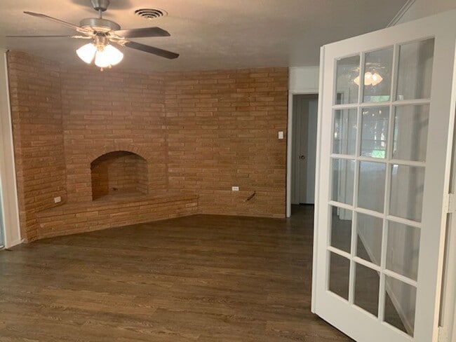 Building Photo - Spacious 3 Bedroom, 2 Full Bath Home Located in SW Ft. Worth!