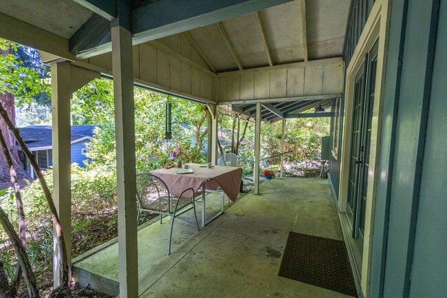 Building Photo - 550 square foot Fully Furnished short term...