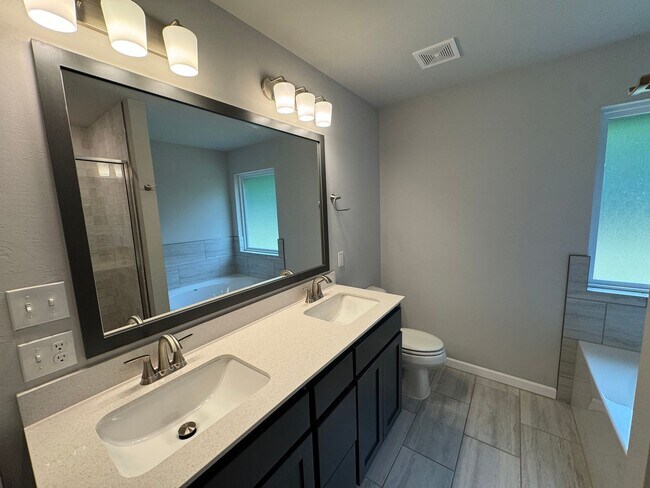 Building Photo - Don't Miss this STUNNING, true 4 bed, 2 ba...