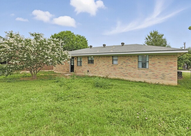 Building Photo - 600 N Cunningham St