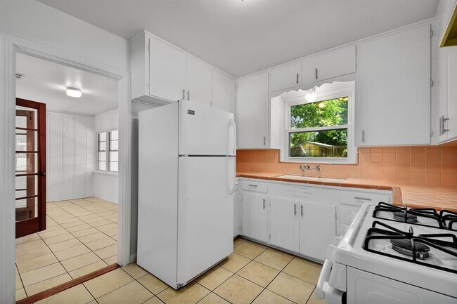 Building Photo - 430 Beryl Dr
