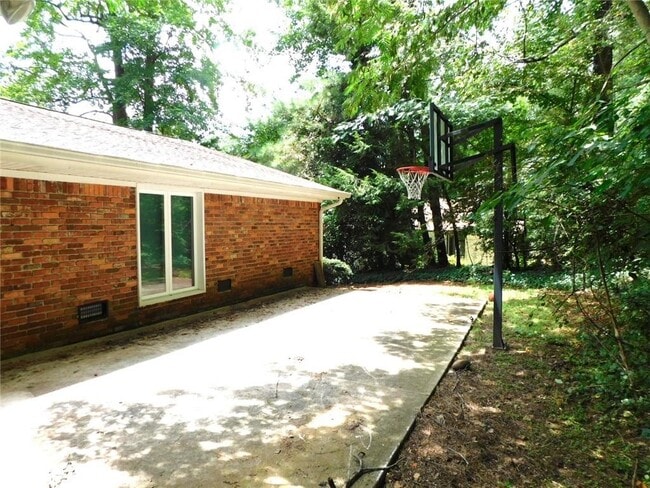 Building Photo - 626 Indian Hills Pkwy NE