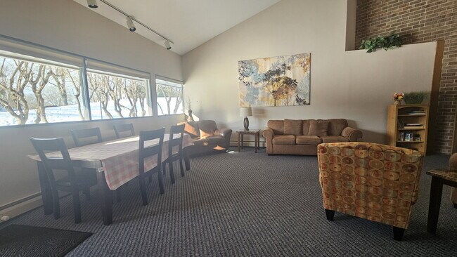 Building Photo - "Charming 2-Bedroom 1 bath Condo with 1000 Sq Ft of Comfort in Plymouth, MN!"