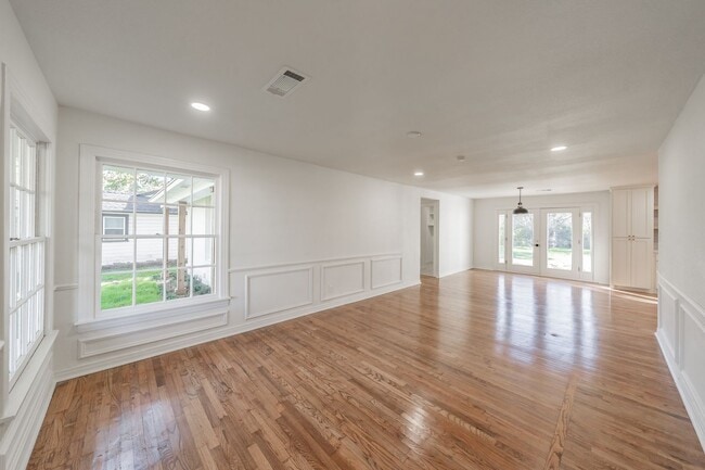 Building Photo - CHARMING HOME Close to TCU Campus!