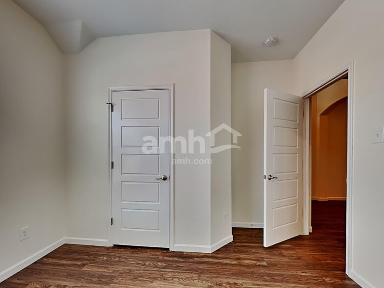Building Photo - 463 Silverstone Dr