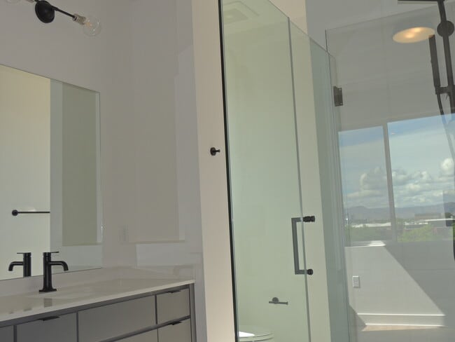 Building Photo - 600 Lawrence Ave