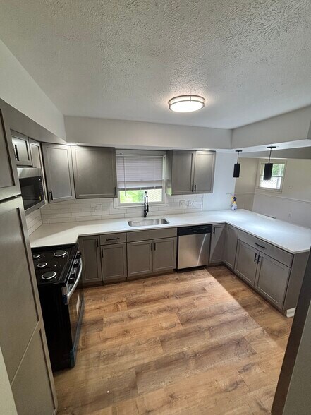 Building Photo - 16765 Valley Forge Ln