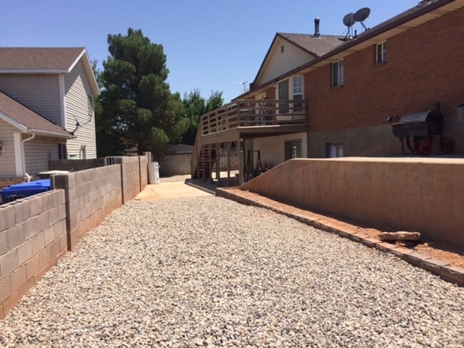 Building Photo - Large Home in Bloomington Hills