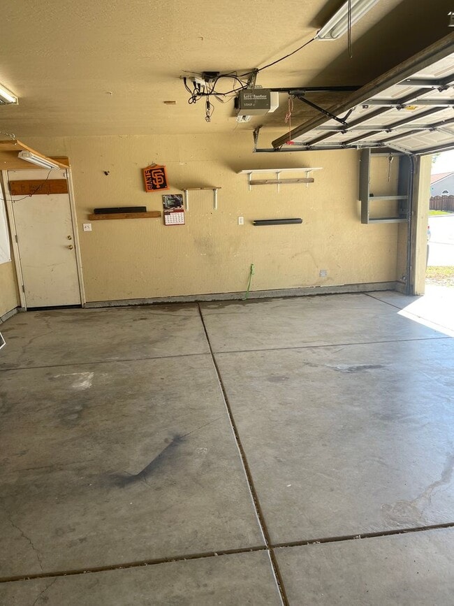 Building Photo - 50% OFF FIRST MONTH'S RENT!! MOVE-IN READY – THIS ONE WILL GO FAST!