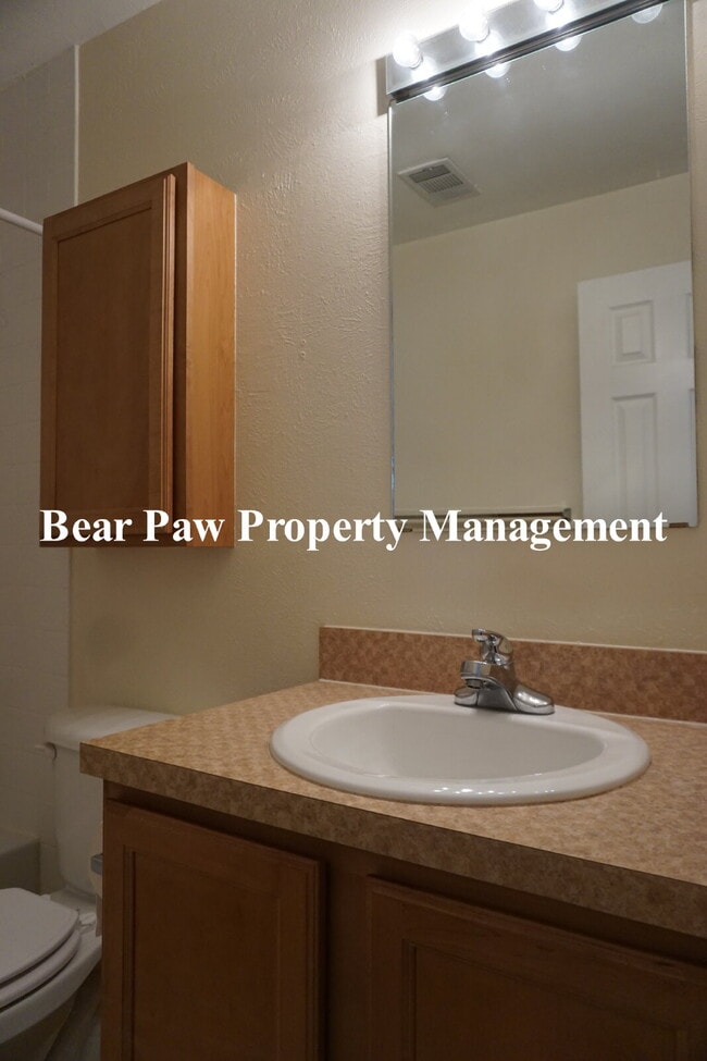 Building Photo - "Penthouse" condo in Evergreen!!