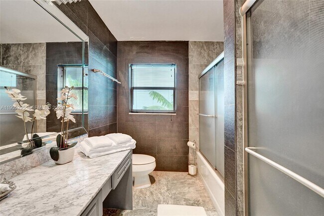 Building Photo - 2889 NE 35th St